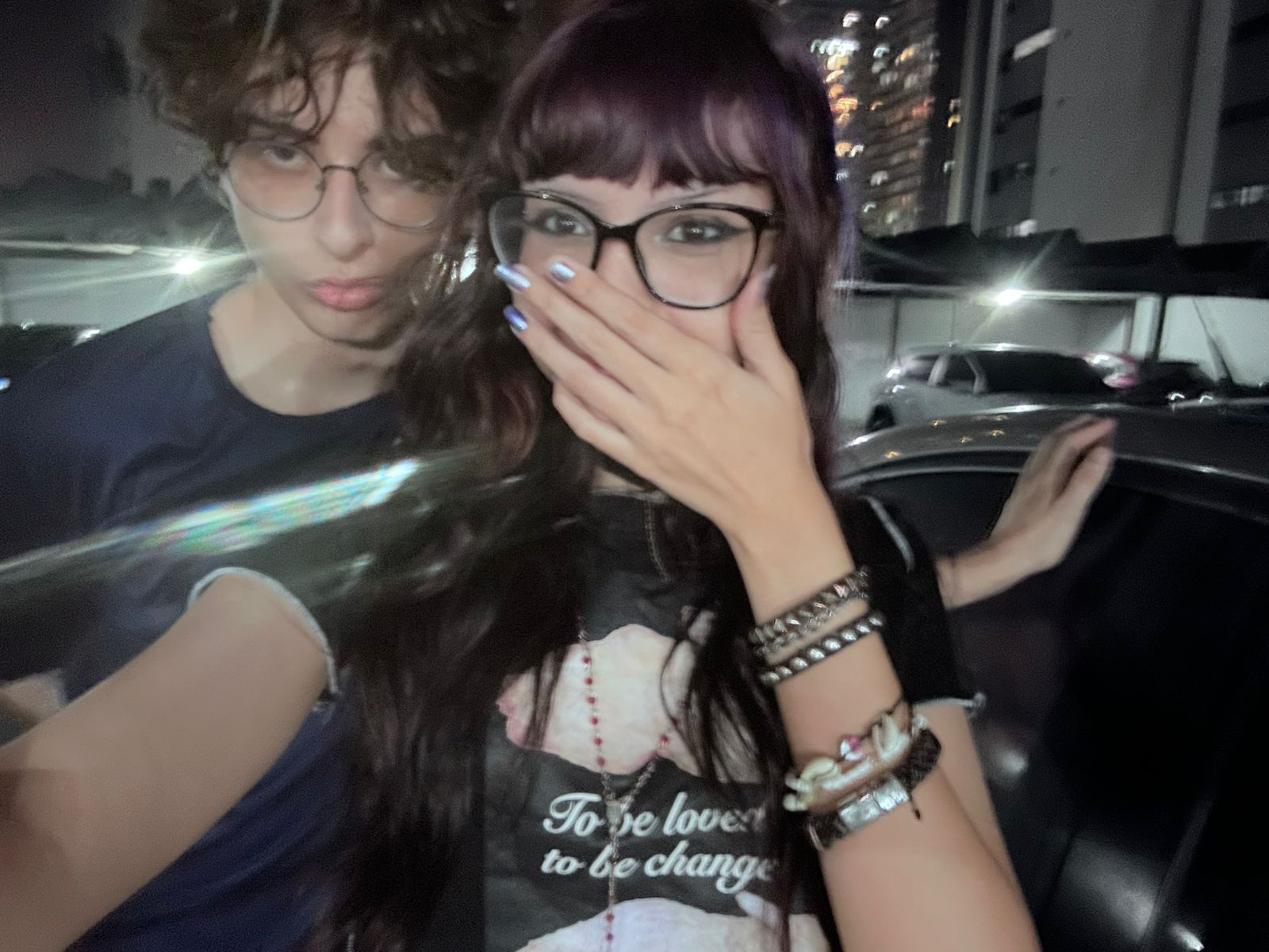 Diego e Isabell juntos rindo no carro