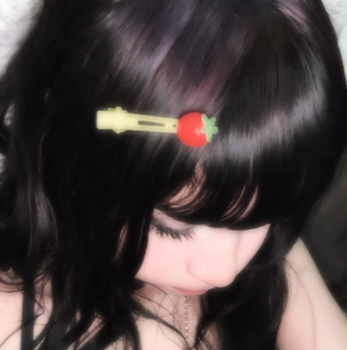 Isabell com presilha de morango no cabelo